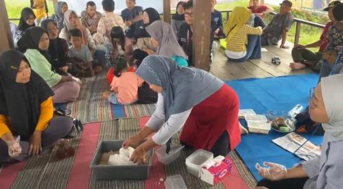 Gambar 2. Demonstrasi Budidaya Maggot. Foto Pribadi. Sidorejo, 22 Agustus 2025.